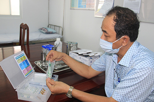 Ông Phạm Phú Trường Giang, Phó Giám đốc Sở Y tế kiểm tra hộp chống sốc tại Trung tâm Y tế quận Bình Thủy.