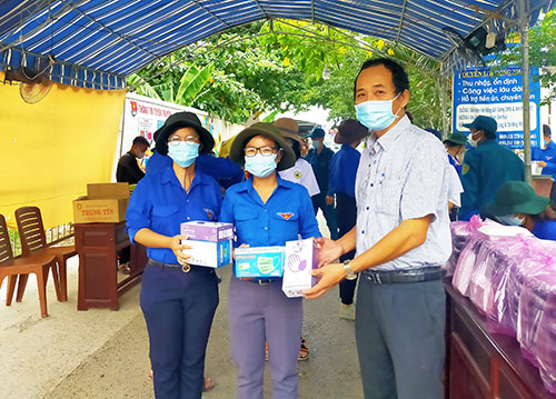 Ông Phạm Phú Trường Giang, Phó Giám đốc Sở Y tế, thăm hỏi, trao quà cho các cán bộ, tình nguyện viên tham gia làm nhiệm vụ tại các điểm kiểm soát.