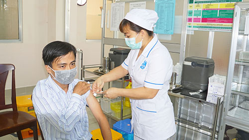 Trung tâm Kiểm soát bệnh tật thành phố Cần Thơ thực hiện tiêm vắc xin phòng COVID-19 cho các đối tượng ưu tiên trong đợt 1