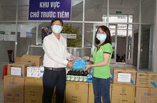 Ông Huỳnh Minh Trúc, Giám đốc CDC đại diện Trung tâm tiếp nhận trang thiết bị y tế do Công ty TNHH Hoàn Châu - Á Châu tài trợ.