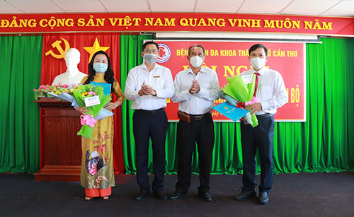 Ông Nguyễn Phước Tồn, Phó Giám đốc Phụ trách điều hành Sở Y tế trao quyết định bổ nhiệm cho hai tân Phó Giám đốc bệnh viện.