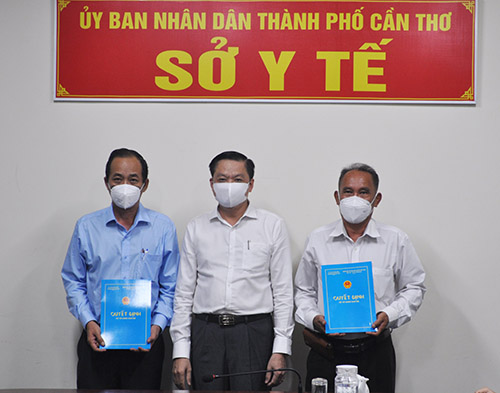 Ông Dương Tấn Hiển, Phó Chủ tịch Thường trực UBND TP Cần Thơ trao các Quyết định công tác cán bộ.​