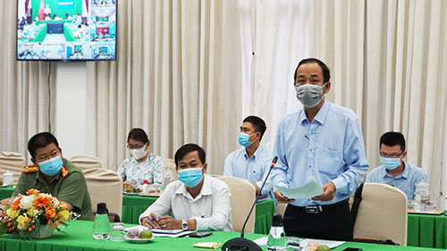 Ông Phạm Phú Trường Giang, Phó Giám đốc Sở Y tế, báo cáo tình hình phòng chống dịch COVID-19 tại hội nghị.