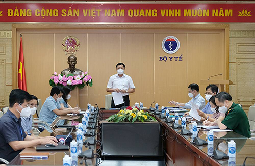 Thứ trưởng Bộ Y tế Đỗ Xuân Tuyên chủ trì Hội nghị tại điểm cầu Bộ Y tế.