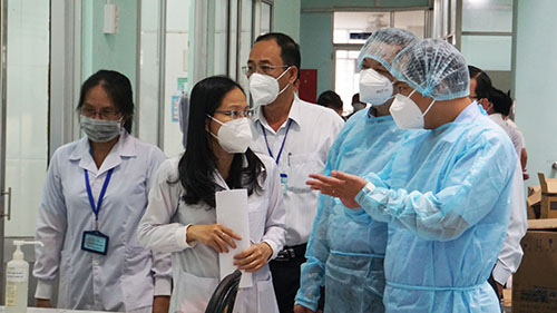 Bí thư Thành ủy Lê Quang Mạnh kiểm tra khoa xét nghiệm CDC Cần Thơ.