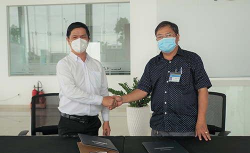 Ông Trần Trường Chinh, Phó Giám đốc Trung tâm Kiểm soát bệnh tật đại diện tiếp nhận xe ô tô chuyên dụng tiêm chủng vắc-xin phòng COVID-19 lưu động.