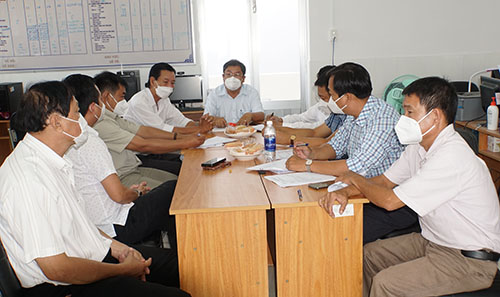 Đoàn kiểm tra làm việc tại Trung tâm Y tế quận Bình Thủy.