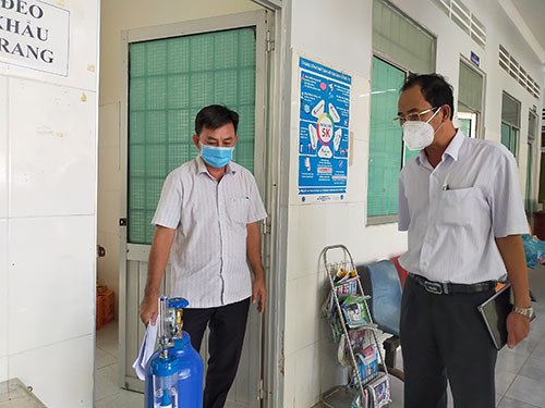 Ông Phạm Phú Trường Giang, Phó Giám đốc phụ trách điều hành Sở Y tế, kiểm tra tại Trạm Y tế phường Thới An.