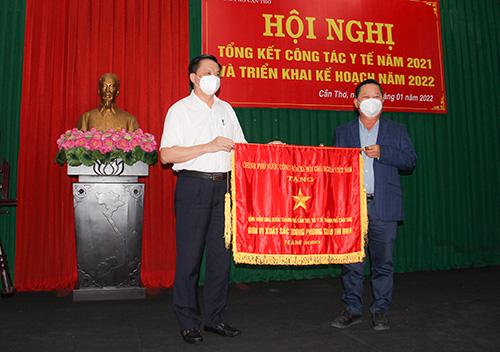 Thừa ủy nhiệm của Thủ tướng Chính phủ, ông Dương Tấn Hiển trao Cờ thi đua cho Bệnh viện Ung bướu TP Cần Thơ.