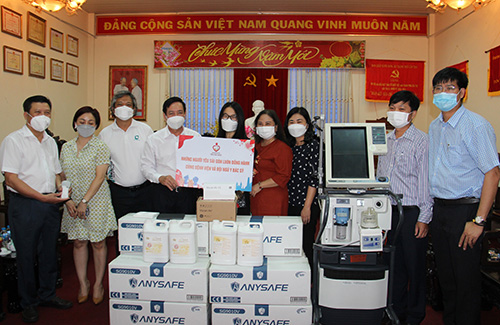 Lãnh đạo Ủy ban MTTQVN thành phố Cần Thơ tiếp nhận thiết bị, vật tư y tế từ đại diện Hội Những người yêu Sài Gòn.
