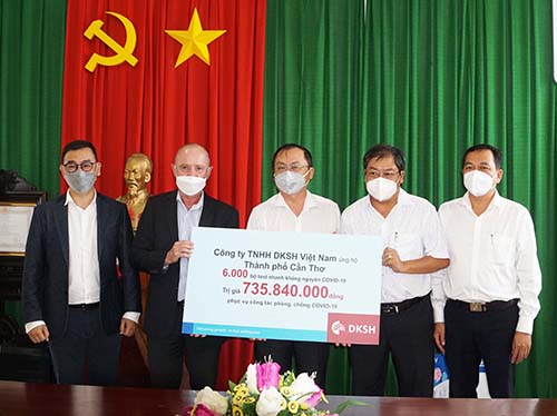 Cần Thơ tiếp nhận 6.000 bộ test nhanh kháng nguyên do Công ty TNHH DKSH Việt Nam hỗ trợ.