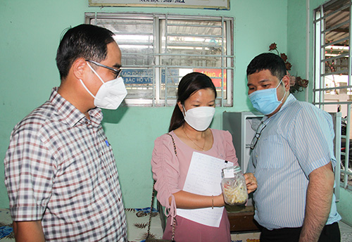 Đoàn kiểm tra công tác lưu mẫu đảm bảo an toàn vệ sinh thực phẩm tại trường THCS Trà An.