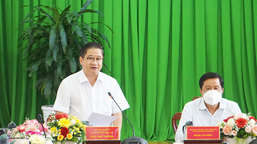 Ông Trần Việt Trường, Chủ tịch UBND TP Cần Thơ phát biểu tham luận tại cuộc họp.
