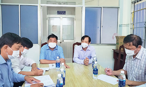Đoàn kiểm tra làm việc tại Trung tâm Y tế huyện Phong Điền.
