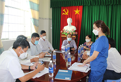 Đoàn kiểm tra làm việc tại Trạm Y tế phường Hưng Lợi, quận Ninh Kiều.