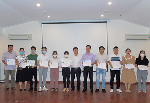 Ông Huỳnh Minh Trúc, Giám đốc Trung tâm Kiểm soát bệnh tật TP Cần Thơ trao giấy chứng nhận cho các học viên đã hoàn thành khóa tập huấn