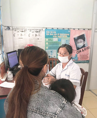 Cán bộ Trạm y tế phường Tân Hưng, quận Thốt Nốt đang tư vấn, hướng dẫn các xét nghiệm cần thiết cho người dân.