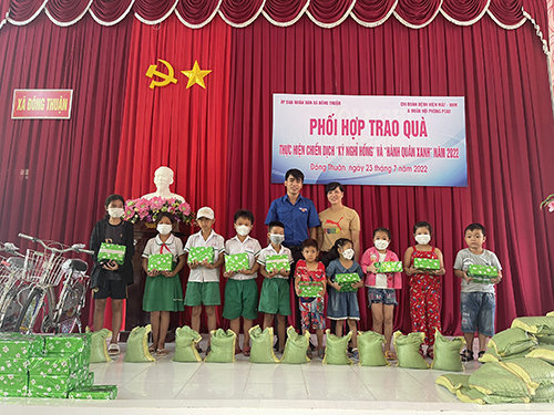 Chi đoàn CDC Cần Thơ tặng quà cho các em học sinh nghèo trên địa bàn huyện Thới Lai