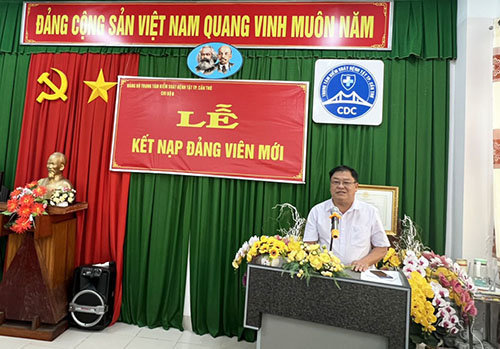 Đồng chí Trần Trường Chinh, Phó Bí thư Đảng ủy Trung tâm Kiểm soát bệnh tật phát biểu chỉ đạo.