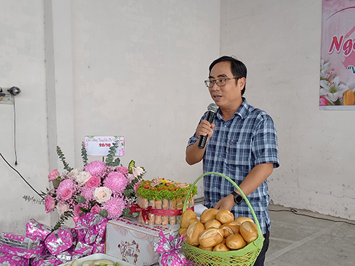 Ông Lâm Hoàng Dũng, Phó Giám đốc Trung tâm phát biểu chúc mừng nữ công đoàn viên nhân Ngày phụ nữ Việt Nam 20/10.