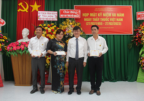 Ông Huỳnh Minh Trúc, Giám đốc Trung tâm Kiểm soát bệnh tật trao Kỷ niệm chương Vì sức khỏe nhân cho các cá nhân.
