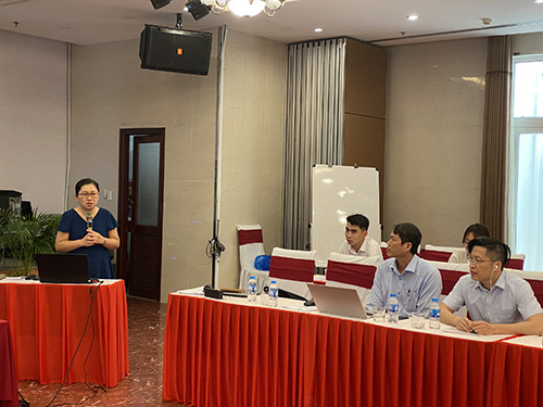 TS.BS Nguyễn Việt Nga, Cục Phòng chống HIV/AIDS trình bày tại lớp tập huấn.