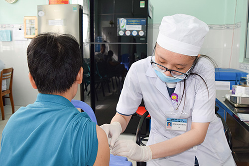 Khách hàng đến tiêm ngừa vắc xin dịch vụ tại Trung tâm Kiểm soát bệnh tật TP Cần Thơ. Ảnh: Thiên Thanh