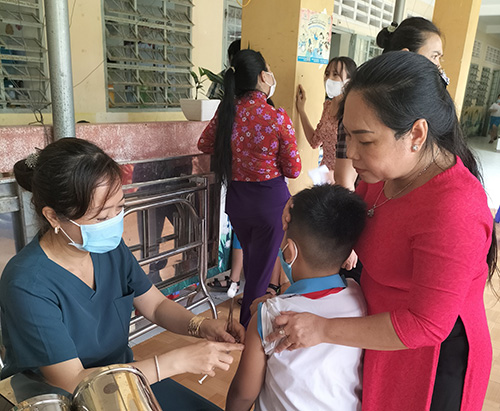 Cán bộ Trung tâm Kiểm soát bệnh tật TP Cần Thơ tiêm vắc xin ngừa thủy đậu cho học sinh tại các trường trên địa bàn xã Nhơn Nghĩa, huyện Phong Điền.