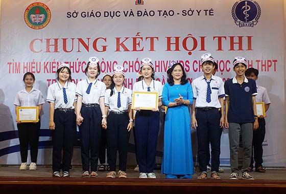 Bà Nguyễn Thị Ngọc Lý, Chủ tịch Công đoàn ngành Y tế, thành viên Ban Giám khảo trao giải nhất cho đội thi Trường THPT huyện Thới Lai.