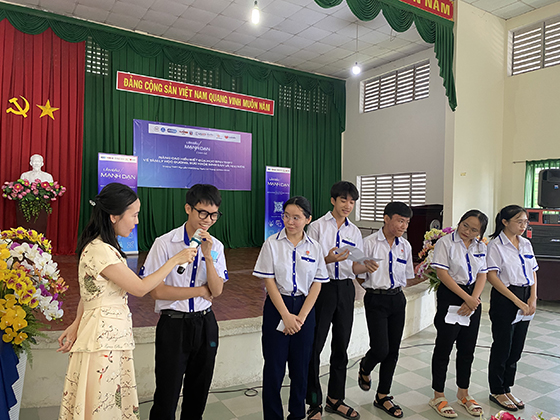 ThS Nguyễn Khánh Chi, Giám đốc đào tạo Công ty Glink Academy giao lưu cùng các em học sinh.