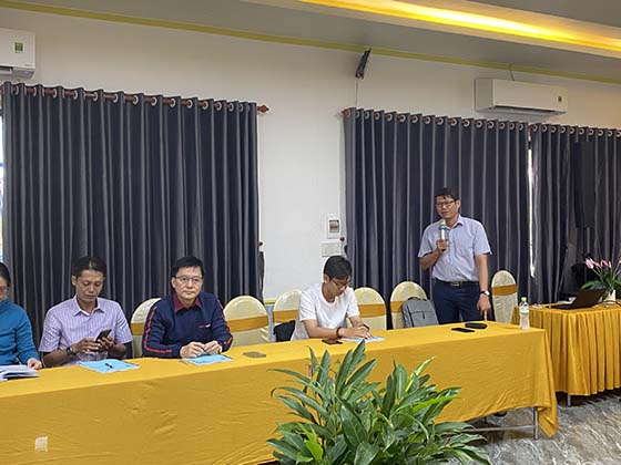 Ông Dáp Thanh Giang, Trưởng khoa Phòng chống HIV/AIDS, Trung tâm Kiểm soát bệnh tật TP Cần Thơ trình bày tại lớp tập huấn.