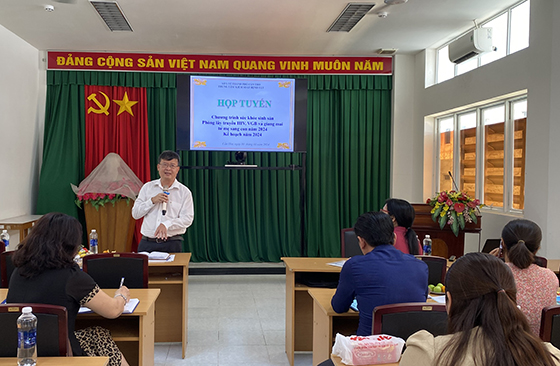 Ông Huỳnh Minh Trúc, Giám đốc Trung tâm Kiểm soát bệnh tật TP Cần Thơ phát biểu tại buổi họp tuyến chương trình sức khỏe sinh sản, phòng lây truyền HIV, viêm gan B và giang mai từ mẹ sang con.
