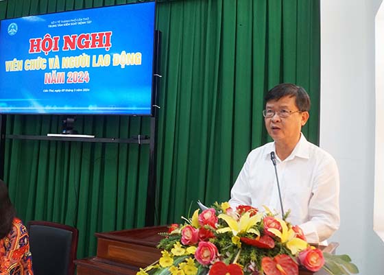 Ông Huỳnh Minh Trúc, Bí thư Đảng ủy, Giám đốc Trung tâm Kiểm soát bệnh tật phát biểu chỉ đạo.