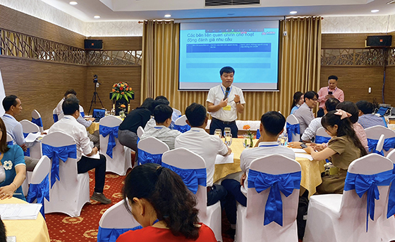 PGS Lê Anh Tuấn, Trung tâm Đào tạo và quản lý khoa học, Viện vệ sinh dịch tễ Trung Ương trình bày tại hội thảo.