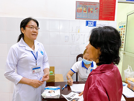 Bà Trần Thị Thu Hồng, Trưởng khoa Sức khỏe sinh sản, CDC Cần Thơ tư vấn cho chị em phụ nữ.