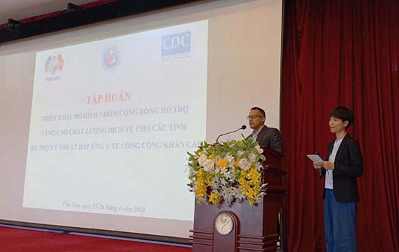 Ông MINESHP SHAH, Cố vấn cao cấp về y tế của CDC Hoa Kỳ tại Việt Nam phát biểu tại lớp tập huấn.