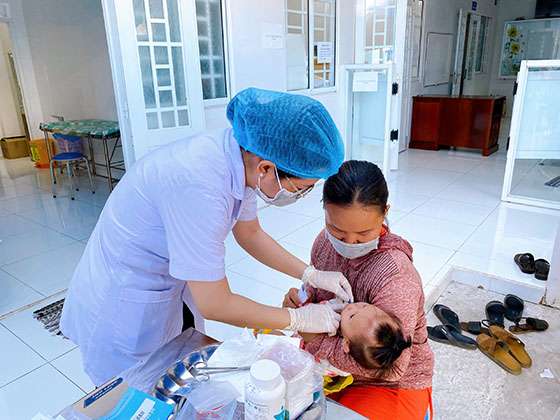 Trẻ được uống vitamin A liều cao đợt 1 năm 2024 tại Trạm Y tế phường Lê Bình, quận Cái Răng.