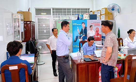 Ông Hà Tấn Vinh, Phó Giám đốc Trung tâm Kiểm soát bệnh tật TP Cần Thơ và đoàn giám sát Cục Phòng, chống HIV/AIDS – Bộ Y tế làm việc tại Trung tâm Y tế quận Cái Răng.