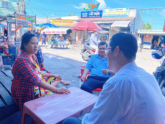 Ông Hà Tấn Vinh, Phó Giám đốc CDC Cần Thơ thăm hỏi phụ nữ mang thai tại quận Ô Môn trong đợt giám sát Tháng cao điểm.