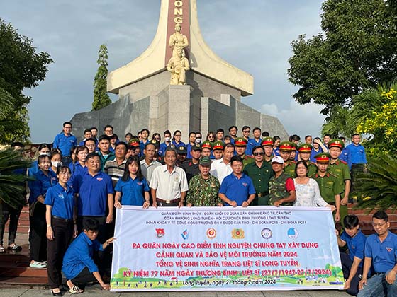 Chi đoàn cơ sở Trung tâm Kiểm soát bệnh tật phối hợp cùng các đơn vị, tổ chức đoàn thể, lực lượng an ninh tại địa phương tổ chức hoạt động thăm viếng, thắp hương và tổng vệ sinh tại nghĩa trang liệt sĩ