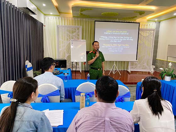 Thượng tá Ngô Văn Bên, Phó trưởng Phòng Cảnh sát hình sự Công an TP Cần Thơ trình bày về phòng chống bạo lực, xâm hại tình dục trong trường học.