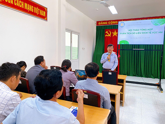 Ông Huỳnh Minh Trúc, Giám đốc CDC Cần Thơ phát biểu khai mạc Hội thảo Tổng hợp phân tích số liệu dịch tễ học HIV.