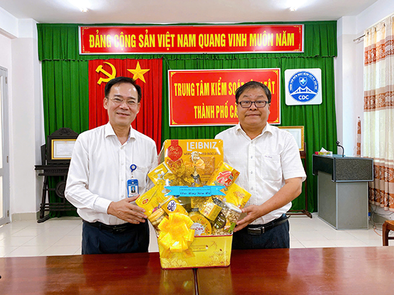 Trường Đại học Y Dược Cần Thơ đã đến thăm hỏi và chúc tết Xuân Ất Tỵ tại CDC Cần Thơ.