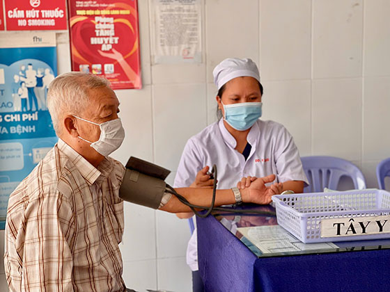 Người dân hãy tới các cơ sở y tế để được đo, kiểm tra huyết áp nhằm phát hiện sớm theo dõi và tư vấn, điều trị kịp thời, tránh các biến chứng nguy hiểm xảy ra.