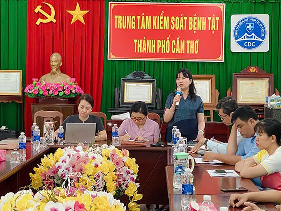 Bà Nguyễn Thị Thuý Vân, cán bộ kỹ thuật WHO tại Việt Nam phát biểu tại buổi Tổng kết Dự án thí điểm lồng ghép xét nghiệm tải lượng HCV và HIV trên hệ thống GeneXpert tại TP Cần Thơ.
