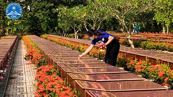 Đoàn viên dâng hoa tại mộ các liệt sĩ.
