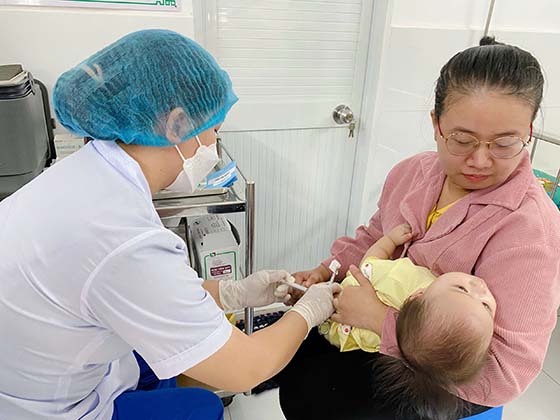 Tiêm vắc xin phòng bệnh ho gà chính là biện pháp phòng bệnh chủ động và hiệu quả nhất, các gia đình có trẻ trong độ tuổi tiêm chủng cần đưa trẻ em đi tiêm chủng vắc xin ho gà đầy đủ, đúng lịch.