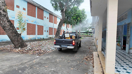 Xe chuyên dụng phun hóa chất diện rộng của Trung tâm Kiểm soát bệnh tật TP Cần Thơtại khu AKý túc xá Đại học Cần Thơ