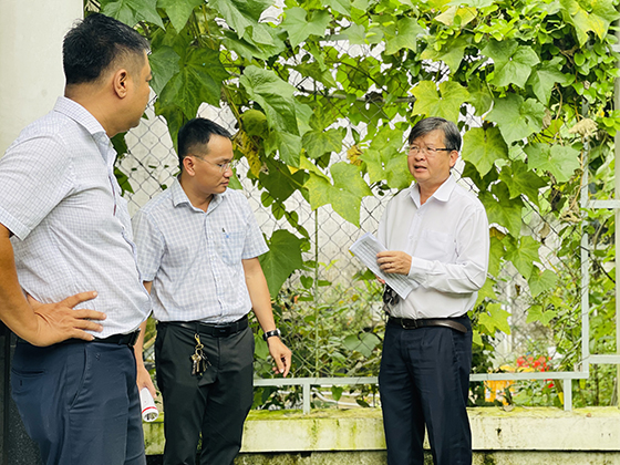 Đoàn giám sát điểm tra lăng quăng tại khu ký túc xá Đại học Cần Thơ.