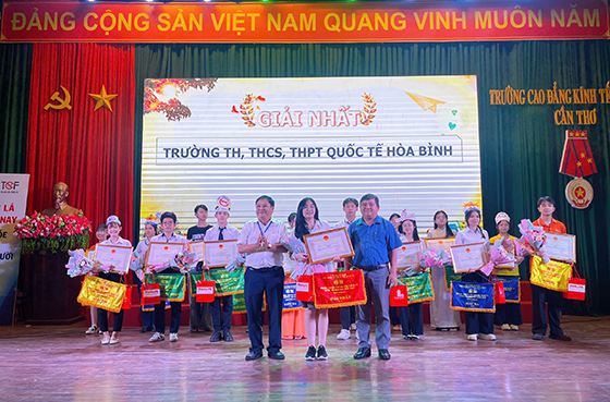 Ban tổ chức trao giải Nhất cho đội Trường Tiểu học, THCS, THPT Quốc tế Hòa Bình.